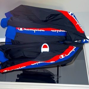 Champion matching set, both sizes are medium.